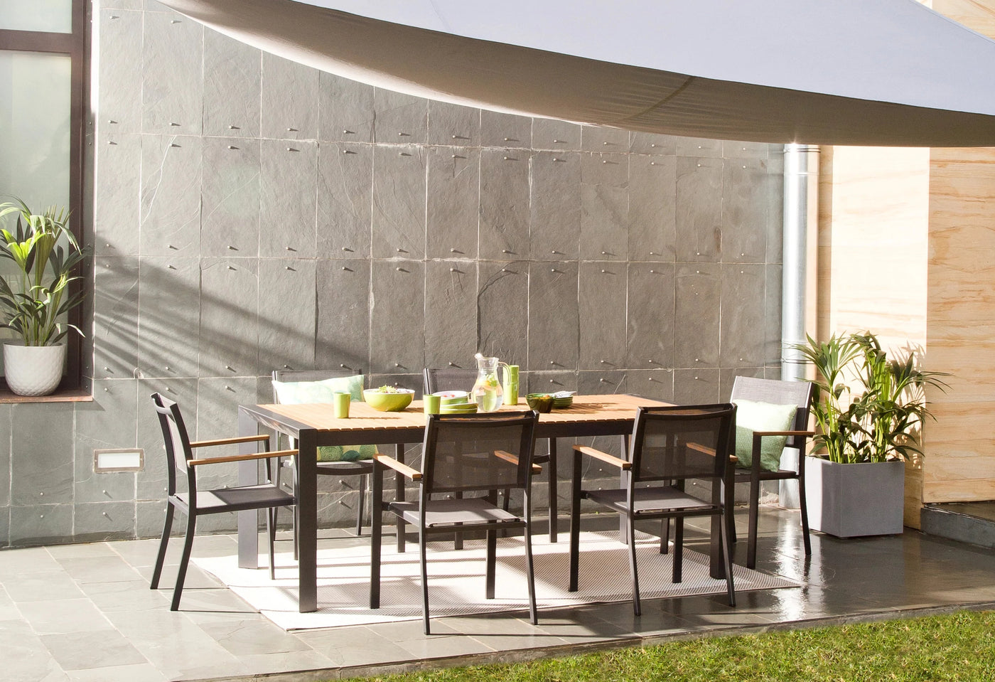 Moderne Gartenmöbel aus Aluminium und Eukalyptus aus sozial förderlicher und wirtschaftlich nachhaltiger Forstbewirtschaftung